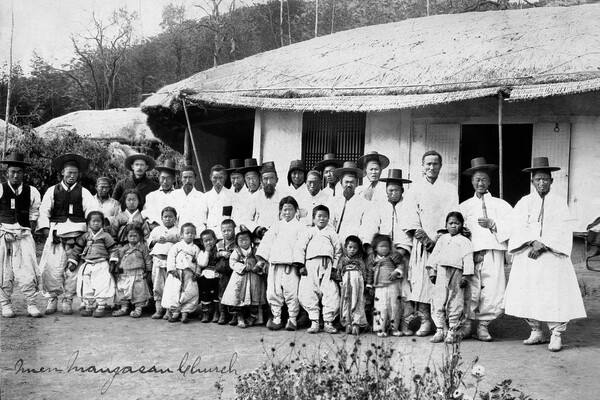1904년 전킨 선교사가 기록한 만자산교회(현 지경교회) 남자 성도들 모습