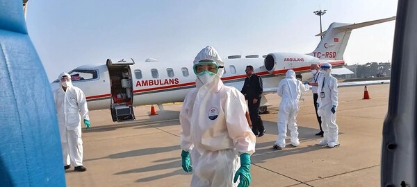 중앙아시아 K국 오선교사 부부를 후송하기 위해 의료진과 공항 관계자가 에어 앰뷸런스 이륙을 준비하고 있다.