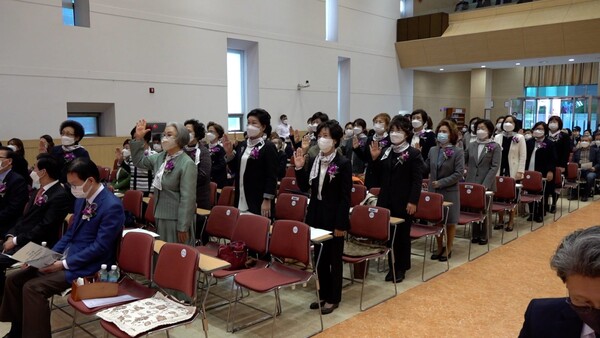 신촌성결교회 취임 권사 32명이 서약을 하고 있다.