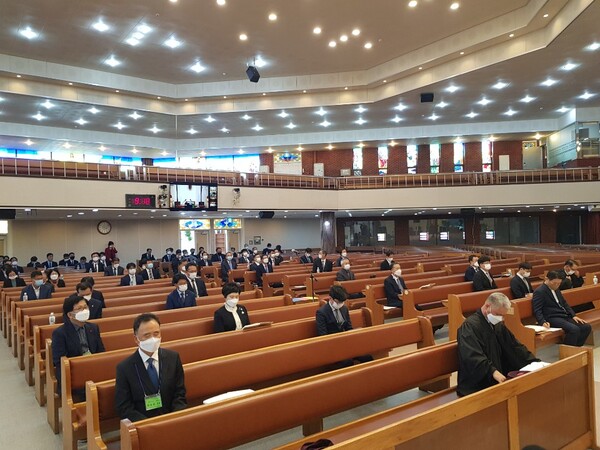 예장통합 제주노회 동북시찰 총대들이 제주영락교회에 모여 개회예배에 참석하고 있다.