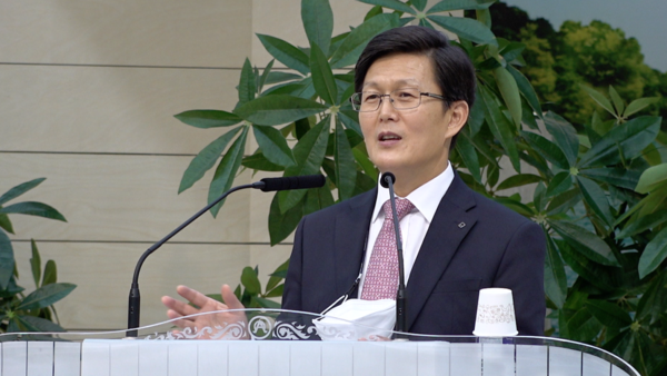 한국성서침례친교회 회장 정민철 목사가 환영 인사를 전하고 있다.