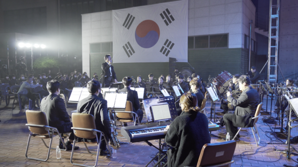 창원대학교 음악과 김도기 전 교수의 지휘로 윈드오케스트라가 서곡을 연주하고 있다.