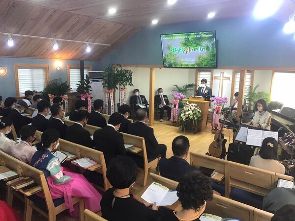 꿈틀교회가 박형섭 목사가 목사위임과 명예장로 추대 및 안수집사 임직 감사예배를 개최했다.
