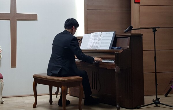 피아니스트 김기경이 서문로 음악회에서 연주하고 있다.