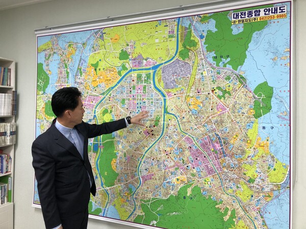 백기남 목사가 목양실에 걸려있는 대전광역시 지도에 표시한 내용에 대해 설명하고 있다.