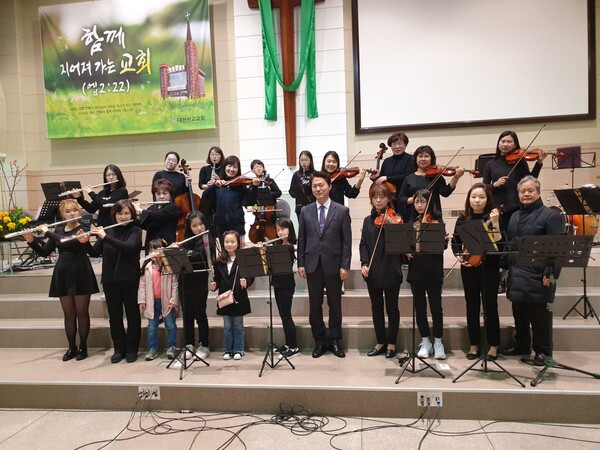 지역사회를 위해 시작한 우리동네오케스트라와 함께 대전선교교회에서 찍은 기념사진 @출처=대전선교교회
