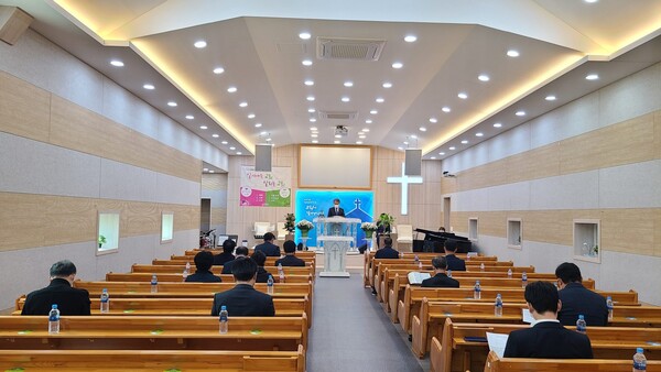 김경준 목사(후영교회)가 예배를 진행하고 있다