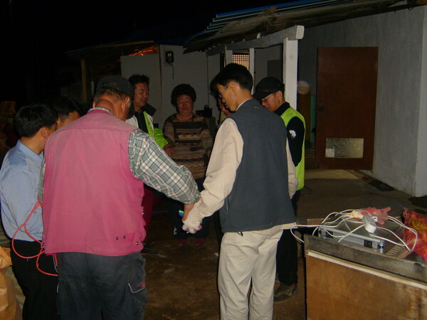 희망봉사단은 집을 수리하는 봉사도 진행했다. 봉사 전 기도하는 봉사자들