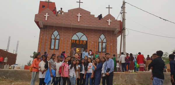  힌두교인 81%, 이슬람교 13%에 이르는 인도에도 교회를 세웠다.