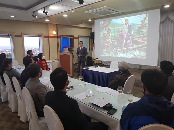 한국CBMC 제주지회 회원들이 강팔용 대표의 강의를 듣고 있다.