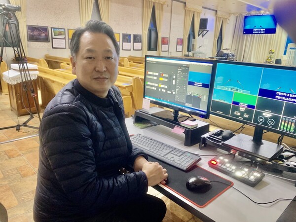학성장로교회 정효영 목사가 예배 준비를 위해 실시간 방송을 준비하고 있다.