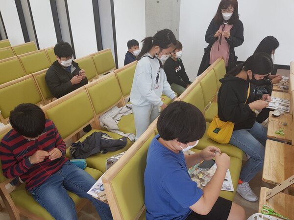 성경과학역사교실에 참여한 학생들이 정상파 만들기 실습을 진행하고 있다.