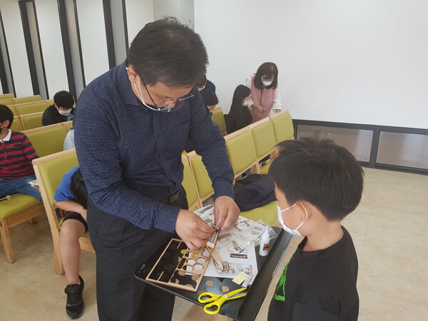 집스 박은서 대표(사진 왼쪽)가 아이들의 실습을 지도하고 있다.