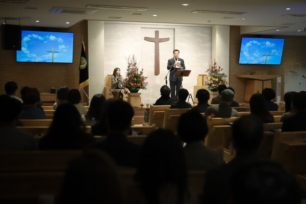 송도주예수교회 신바울 목사(사진 우측)가 임선주 집사를 소개하고 있다.