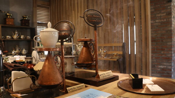 세계 특허받은 스모크 커피 제조 장치가 스모크(연기)를 내뿜고 있다