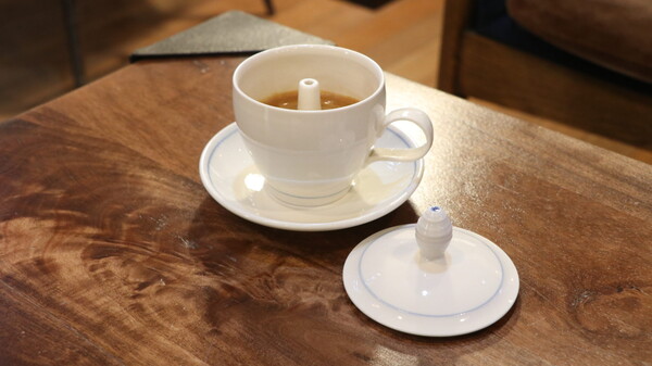 스모크 커피를 담기 위해 특별히 제작된 커피잔