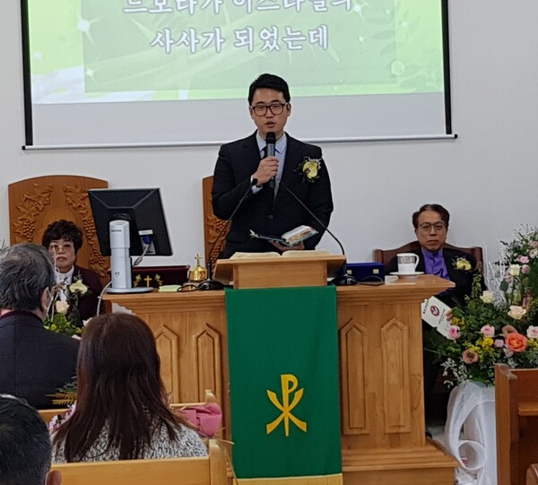 부천혜린교회 이바울 목사가 축사를 전하고 있다.