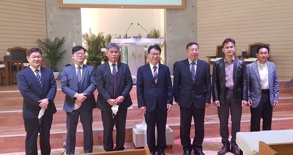 제주동부기독교교회협의회 이혜춘 회장(사진 왼쪽에서 네번째)과 신임 임원들이 인사하고 있다.