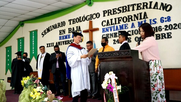 멕시코 바하 캘리포니아 장로회 신학교 임원석 총장이 졸업장을 수여하고 있다