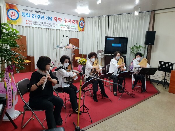 경남지역 음악인들이 출연해 다채로운 공연을 펼치고 있다.