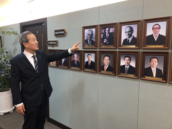 김선배 총장이 한국침례신학대학교 역대 총장 사진을 설명하고 있다.