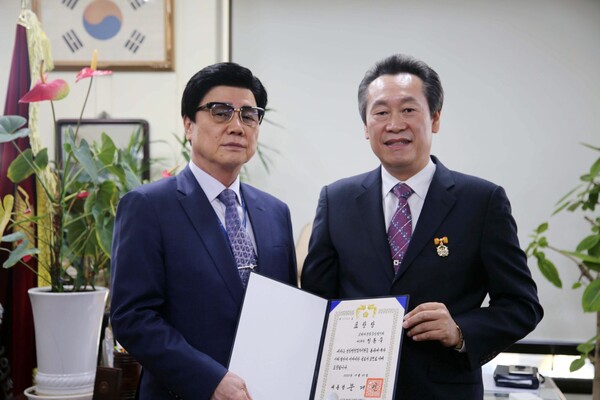 경찰청교회 박노아 목사(좌)와 대통령 표창을 전달받은 교경협 대표회장 설동욱 목사(우)