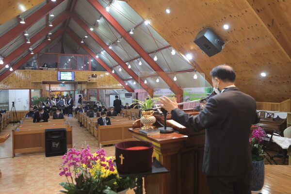 온양시온교회 김수홍 목사가 축도하고 있다.