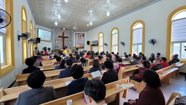 아름답게 재건된 금남교회 예배당에서 수해 복구 감사예배가 드려지고 있다.