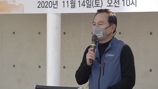 자원봉사자들에게 격려의 말을 전하고 있는 박상돈 천안시장