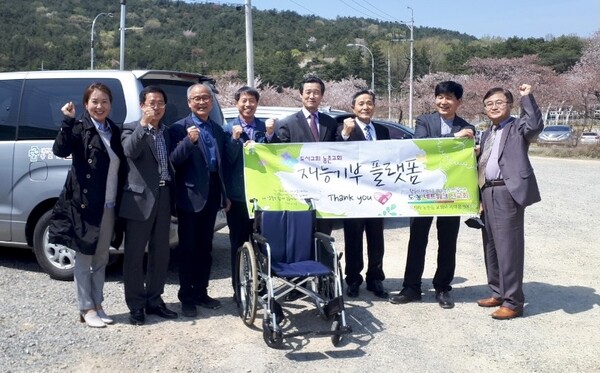 도농네트워크선교회 임원들이 농촌지역 휠체어를 지원하고 있다(중간 오른쪽 회장 남신현 목사)