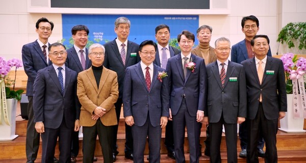 대길교회 당회원들, 박현식 원로목사(중앙 왼쪽)와 백훈기 담임목사(중앙 오른쪽)