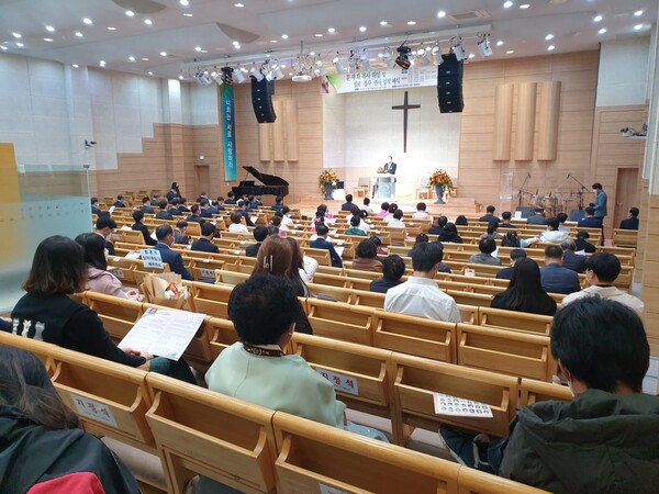 서로사랑하는교회는 15일 문재화 목사 위임, 장로, 집사, 권사 임직예식을 열었다.