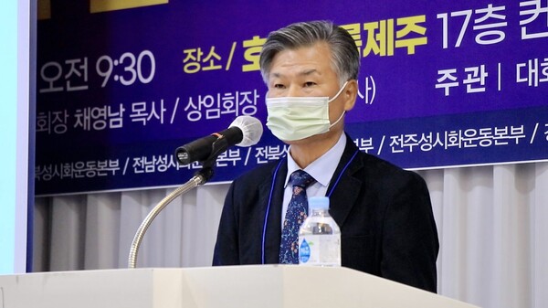 전북성시화운동본부 박재신 대표회장이 행사를 진행하고 있다.