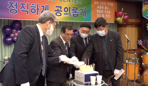 목포영락교회 송귀옥 목사와 원로, 은퇴장로들이 함께 케이크 커팅을 하고 있다.