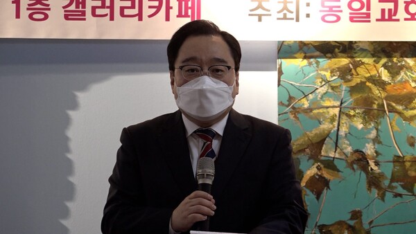 사랑의 김장 김치 나누기 행사에서 인사말을 전하는 동일교회 오현기 목사