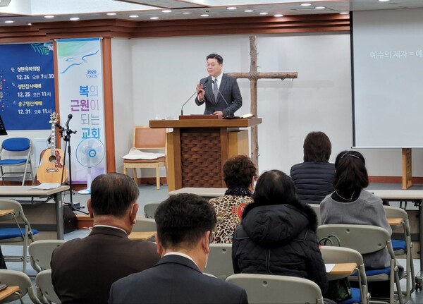 제주누리교회 문경욱 목사가 CTS제주방송 영상선교사역의 중요성에 대해 설명하고 있다.