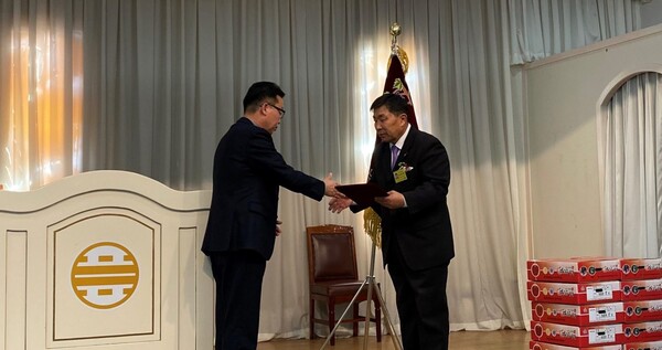 성안남부교회 남태진 장로가 국회의원상을 수상하고 있다.
