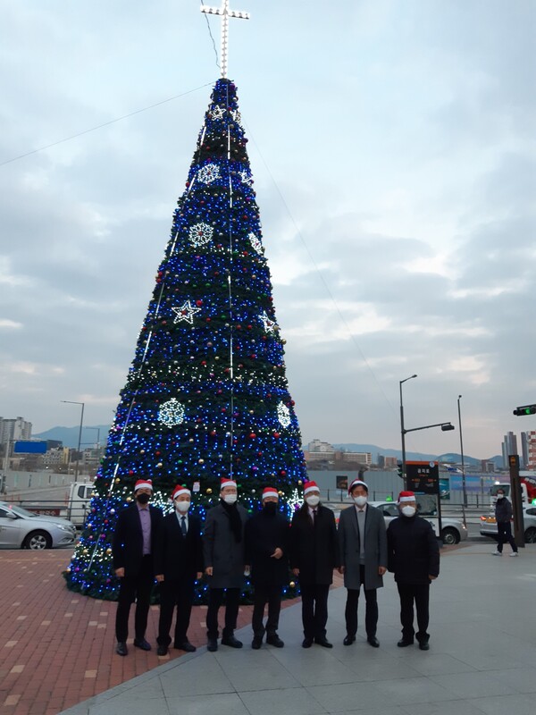 춘천역 광장에서 성탄트리 점등식 후 춘천시기독교연합회 임원들 기념사진을 찍고 있다.
