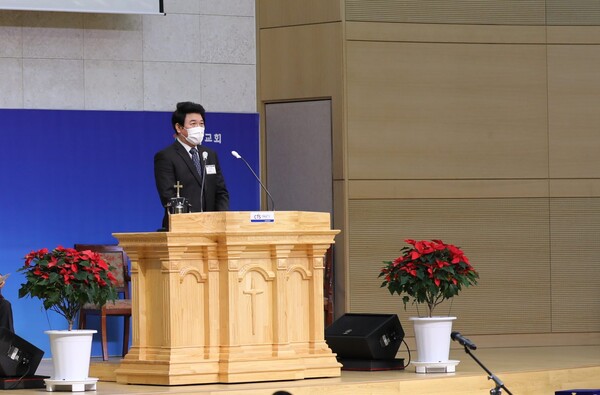 CTS충북방송 부이사장 이준원 목사가 사회를 보고있다.