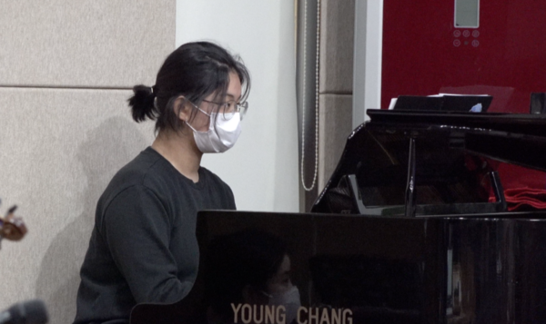 정유진 학생이 피아노 반주를 하고 있다.
