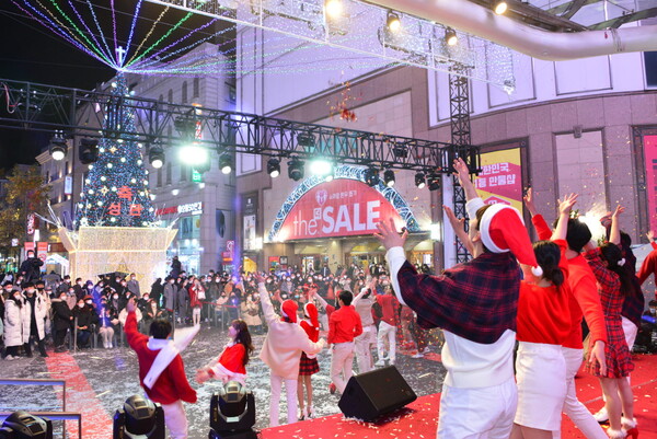 대구백화점 야외무대에서 제11회 성탄트리 문화 행사가 열리고 있다. @출처=하감독