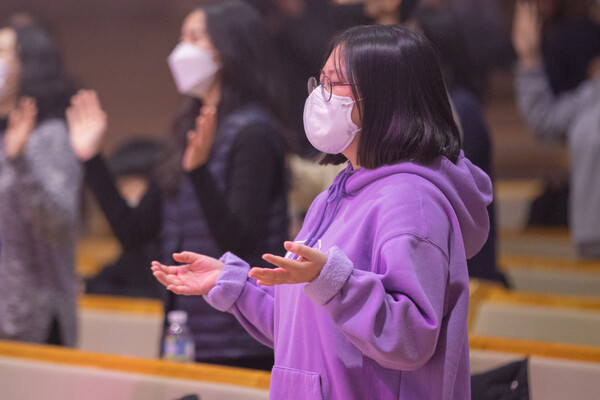 집회에 참석해 기도하는 다음세대 출처@=RUN daegu