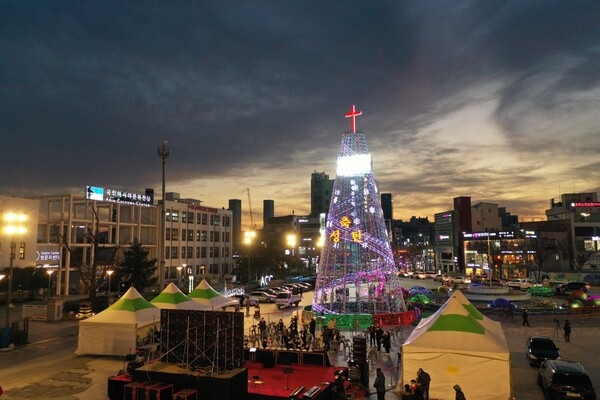 광주 도심의 어둠을 성탄의 기쁨으로 수놓고 있는 2020년 광주광역시 성탄 트리의 모습