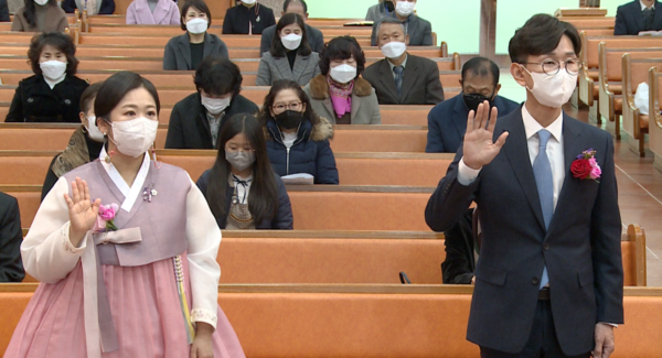 김지현 사모와 김보성 목사가 위임 서약을 하고 있다.