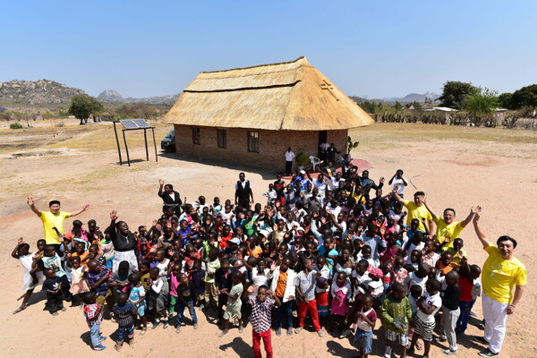 2017년 충정교회가 아프리카 짐바브웨에 1호 헌당예배를 드리고 단체사진을 찍는 모습니다.
