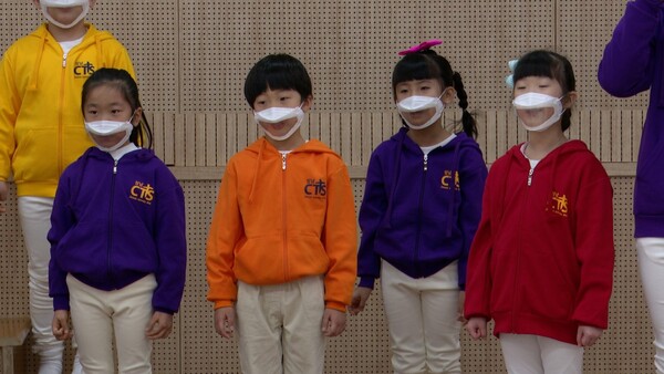 찬양을 하고 있는 성남 CTS어린이영어합창단원들