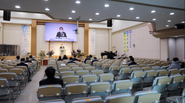 지난 19일 은혜교회에서 수원시기독교총연합회 제53회 대표회장 이취임 감사예배가 열렸다.