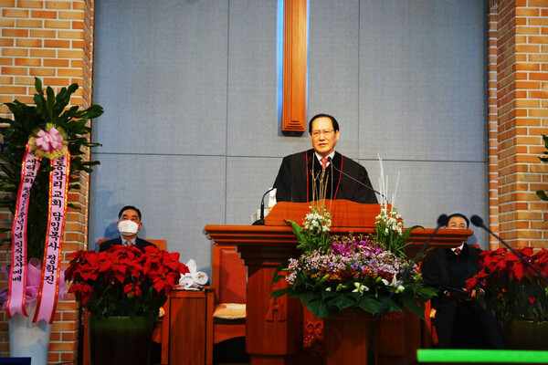예배를 인도하고 있는 박춘식 목사(새터교회 담임 목사)