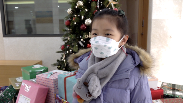 엄마와 함께 '크리스마스 엔젤 프로젝트' 선물을 준비한 김주아 어린이