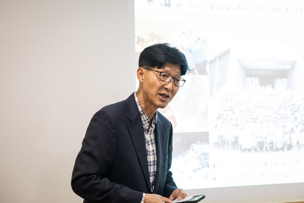 조병창 장로가 청북교회 60주년사 출판에 대해 설명하고 있다.